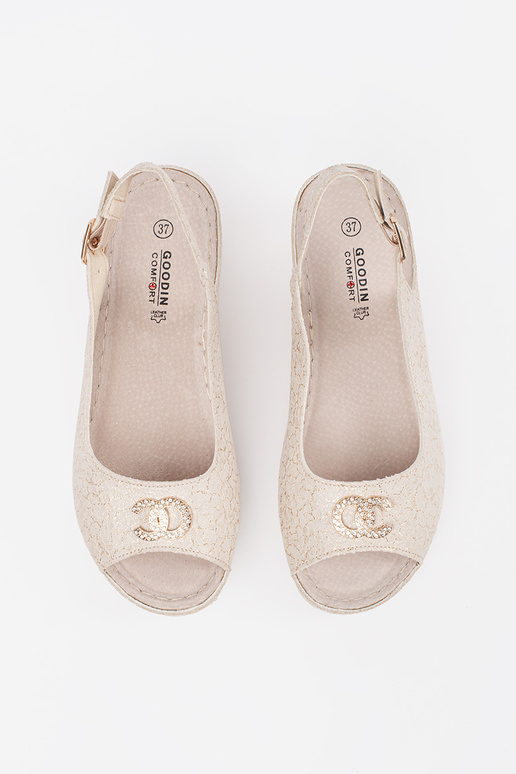 Liivakarva pleiatsandalid klambriga