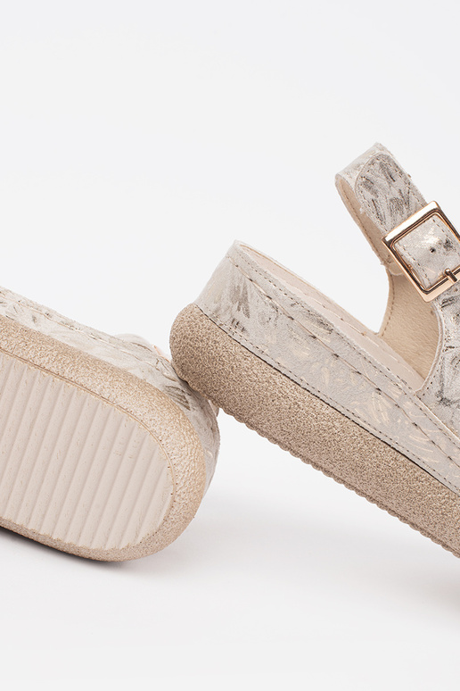 Kreemjas Lame Sandal Klambri Kõrval