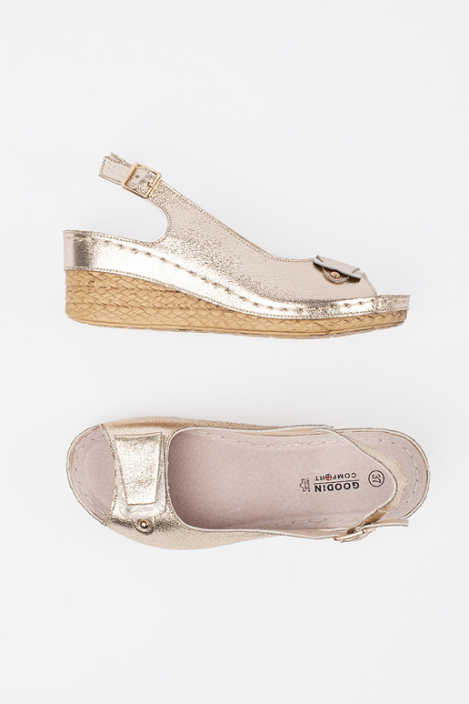 Kuldse värvi madala pleiatsaga sandaalid
