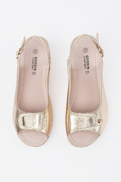 Kuldse värvi madala pleiatsaga sandaalid
