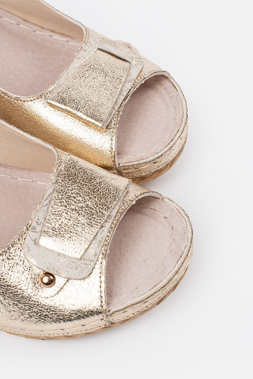 Kuldse värvi madala pleiatsaga sandaalid