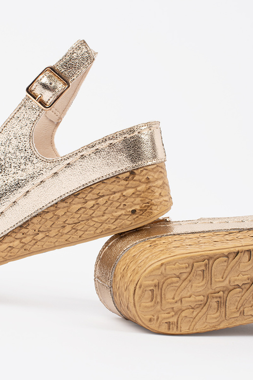 Kuldse värvi madala pleiatsaga sandaalid