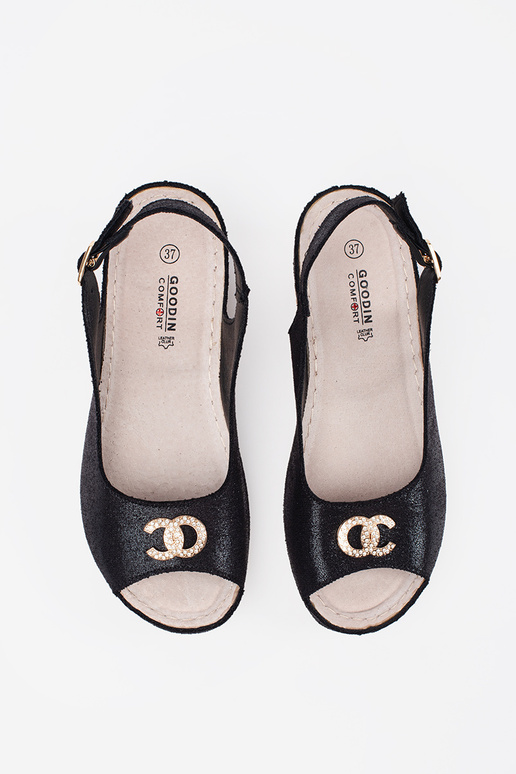 Mustade värvi pleiatsandalid klambriga