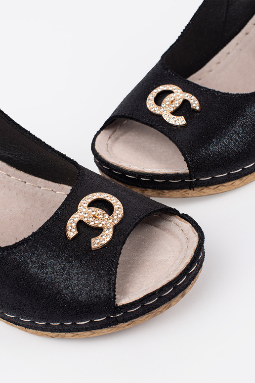Mustade värvi pleiatsandalid klambriga
