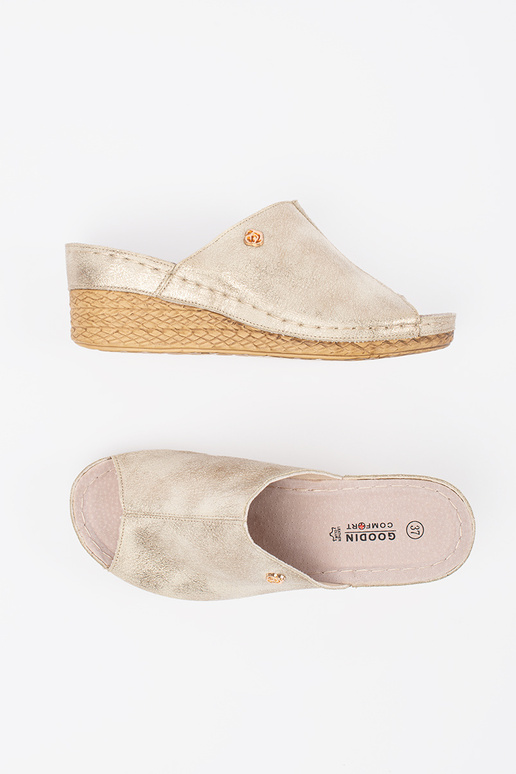 Kuldse värvi pleiatsandalid naistele