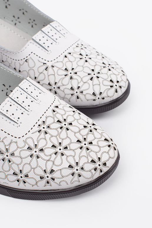 Valged värvi madala kontsaga sandaalid