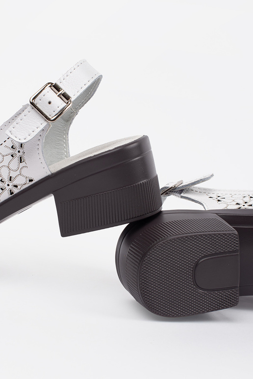 Valged värvi madala kontsaga sandaalid