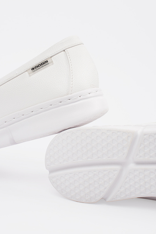 elevandiluust värvi aukudega mokasiinid