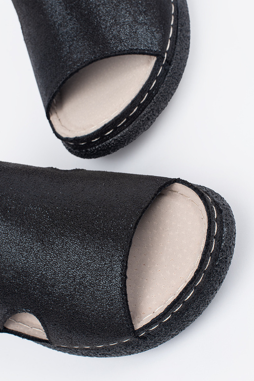 Musta Värvi Lame Sandal Klambri Kõrval Musta Värvi Lame Sandal Klambri Kõrval