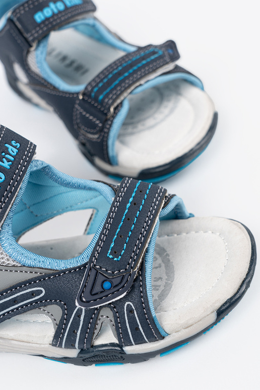 Tumedalt sinised poiste sandaalid