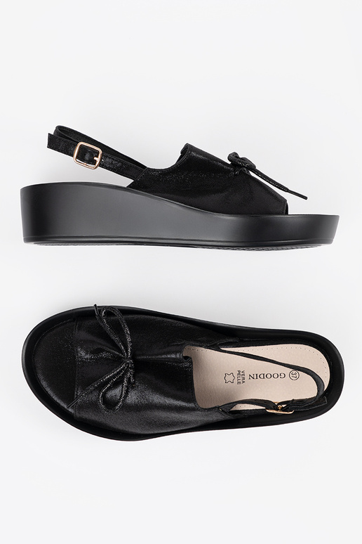 Mustad naiste sandaalid platvormil...