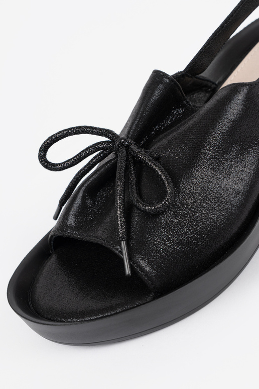 Mustad naiste sandaalid platvormil...