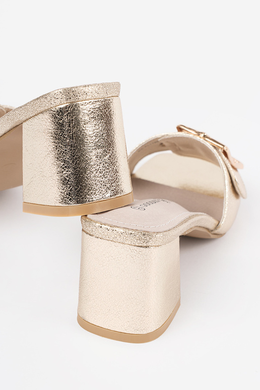 Naisterahvaste kuldse värvi sussid...