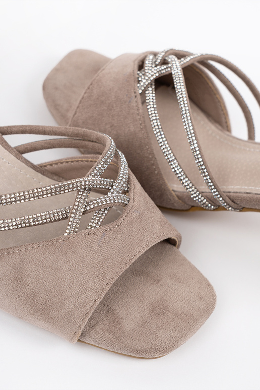 Kreemi värvi nahksed naiste sandaalid...