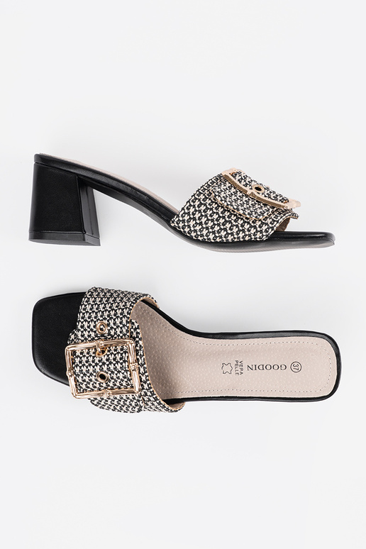 Naisterahvaste mustad-valged sussid...