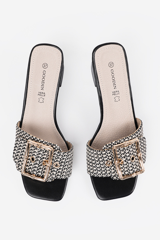 Naisterahvaste mustad-valged sussid...