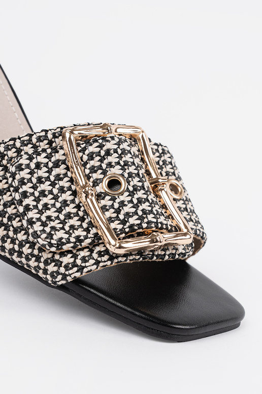 Naisterahvaste mustad-valged sussid...