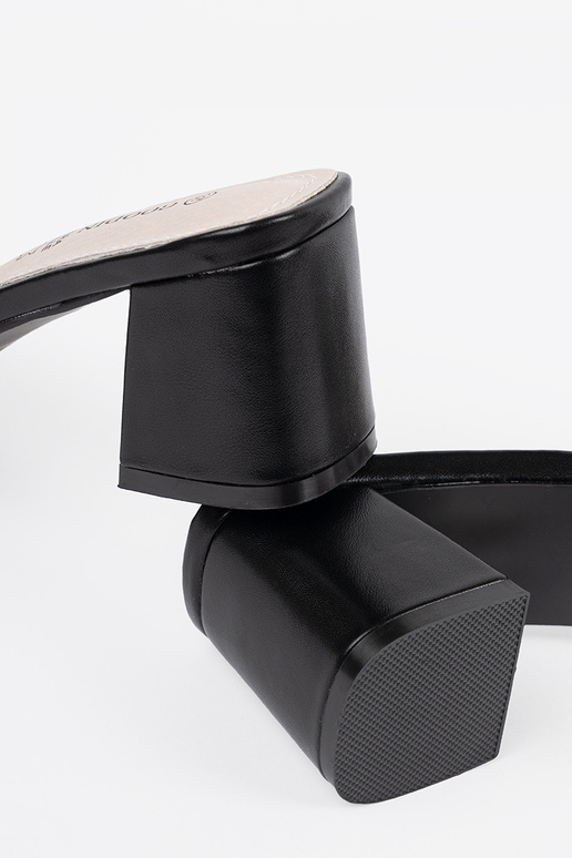 Naisterahvaste mustad-valged sussid...