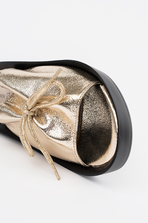 Kuldse värvi naiste sandaalid...