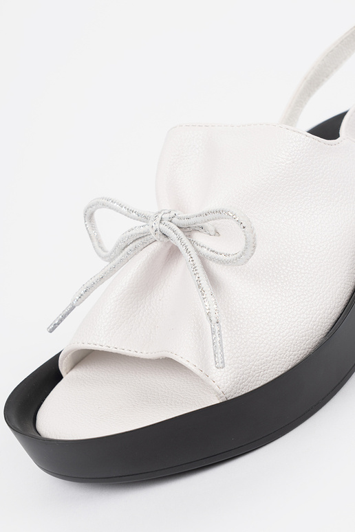 Valged naiste sandaalid platvormil... Valged naiste sandaalid platvormil...