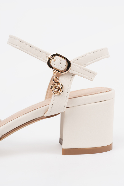 Naiste valged sandaalid keskmise...