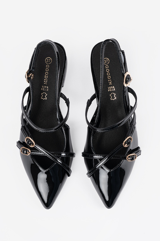 Läikivad naiste mustad kõrged kontsad...