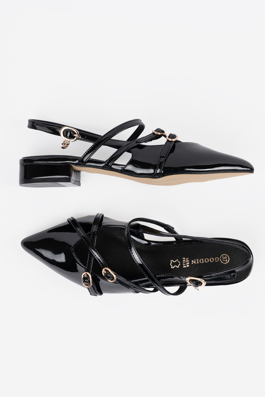 Läikivad naiste mustad kõrged kontsad...