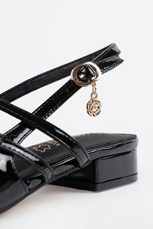 Läikivad naiste mustad kõrged kontsad...