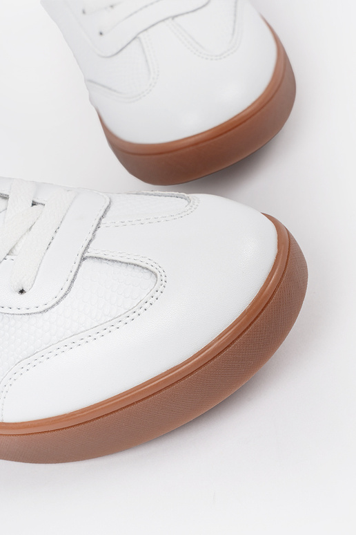 Valged sametist naiste spordijalatsid... Valged sametist naiste spordijalatsid...