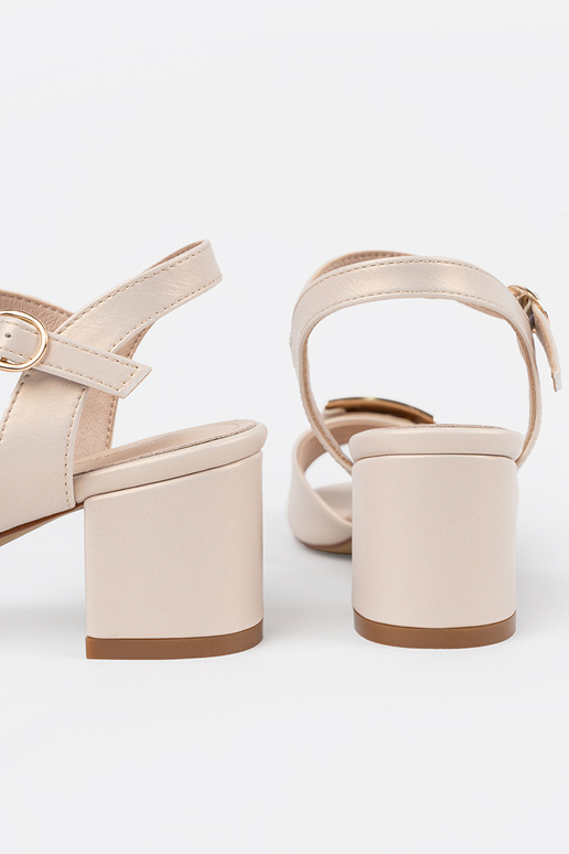 Pruunid naiste sandaalid madalal...