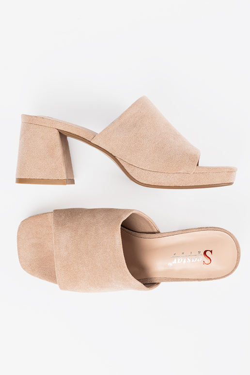 Naiste sandaalid kõrgete kontsadega...