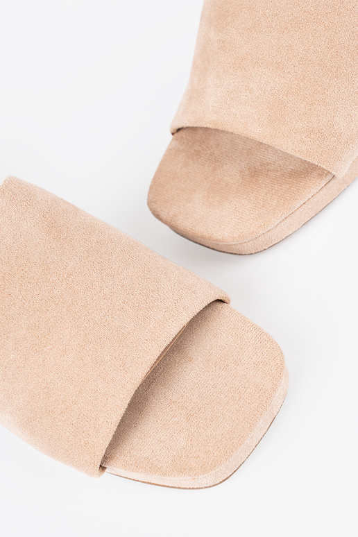 Naiste sandaalid kõrgete kontsadega...