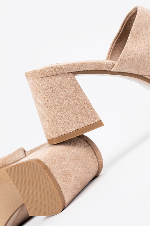 Naiste sandaalid kõrgete kontsadega...