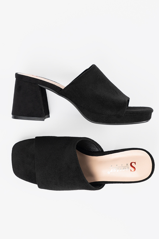 Naiste sandaalid kõrgete kontsadega...