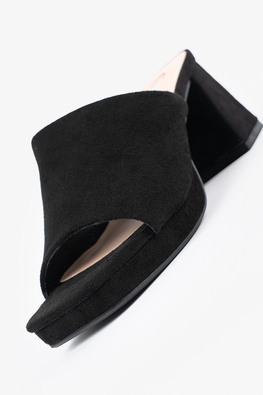 Naiste sandaalid kõrgete kontsadega...