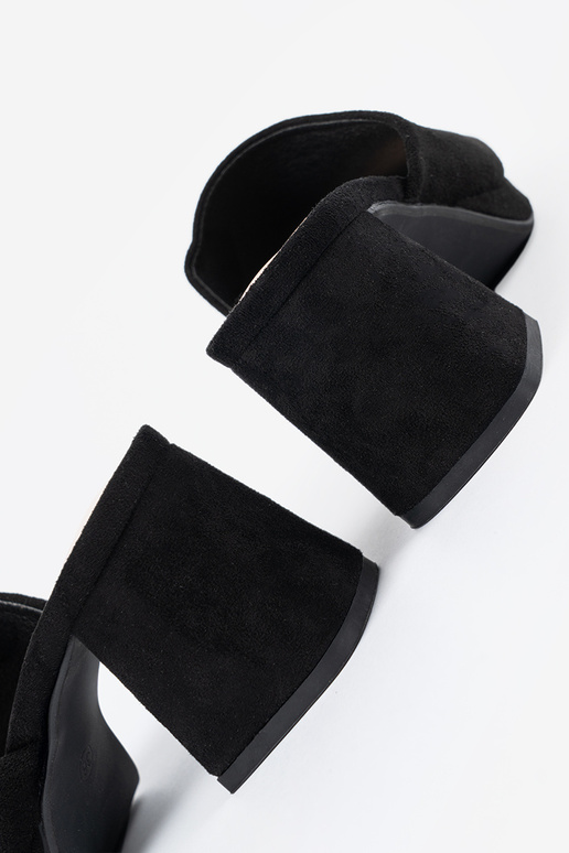 Naiste sandaalid kõrgete kontsadega...