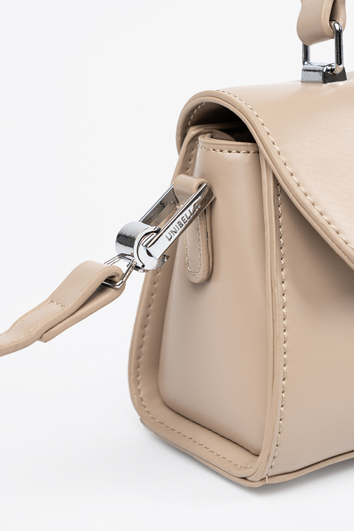 Must väike käekott