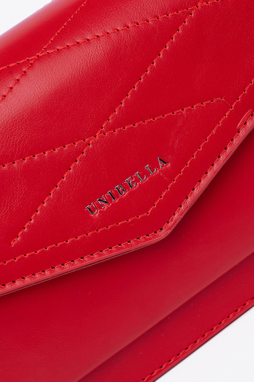 Punane väikese elegantse käekotiga...