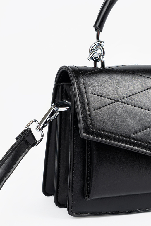 Must väikese elegantse käekotiga koos...