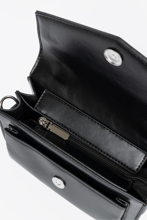 Must väikese elegantse käekotiga koos...