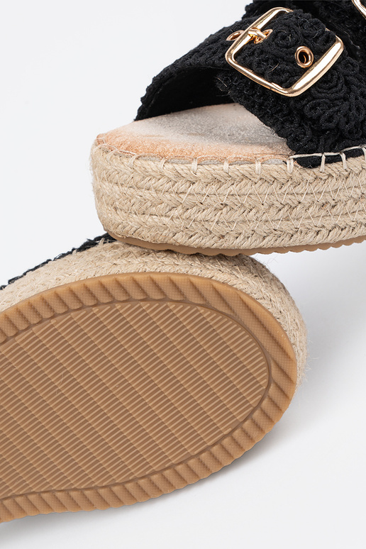 Sussid Msuud punutud platvormiga...