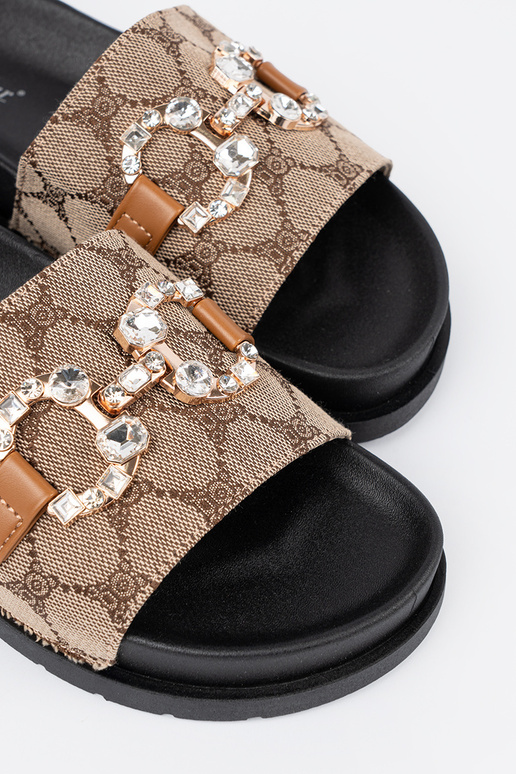 Must-pruunid värvi plätud ze zdobieniem Must-pruunid värvi plätud ze zdobieniem