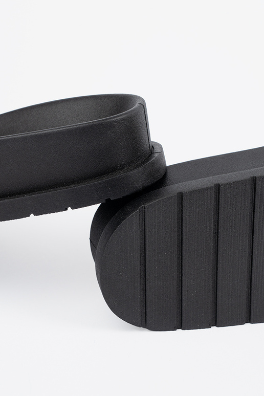 Must-pruunid värvi plätud ze zdobieniem Must-pruunid värvi plätud ze zdobieniem