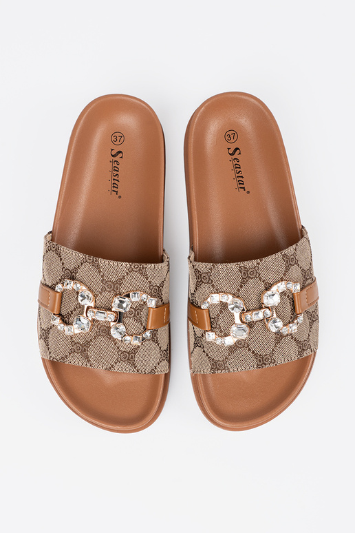 pruunid värvi plätud ze zdobieniem