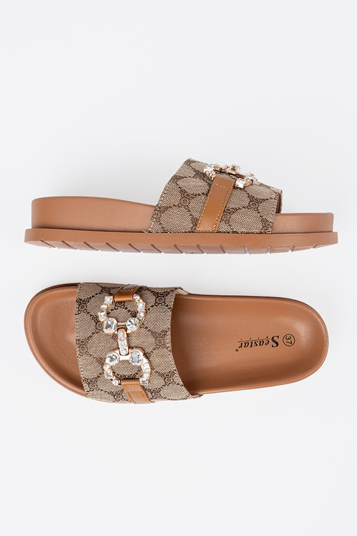 pruunid värvi plätud ze zdobieniem