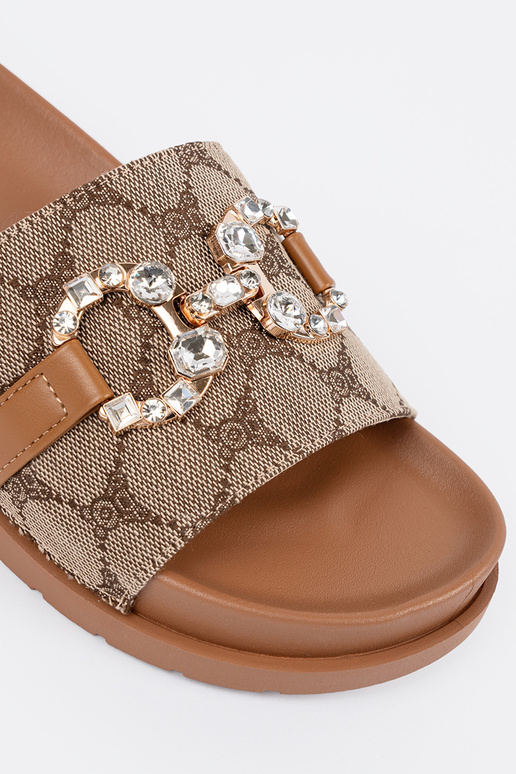 pruunid värvi plätud ze zdobieniem