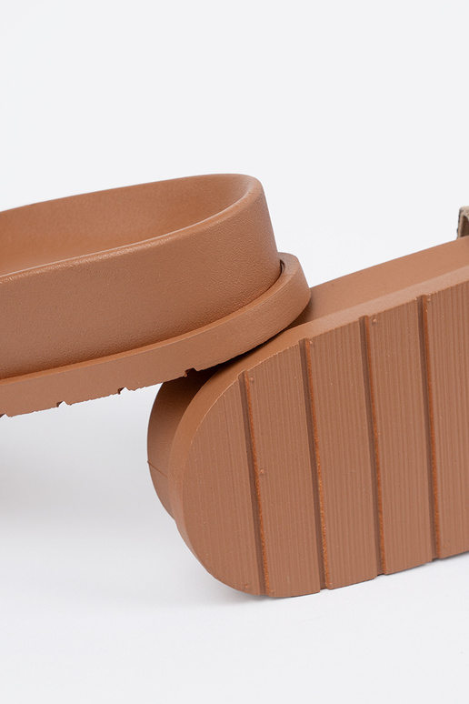 pruunid värvi plätud ze zdobieniem