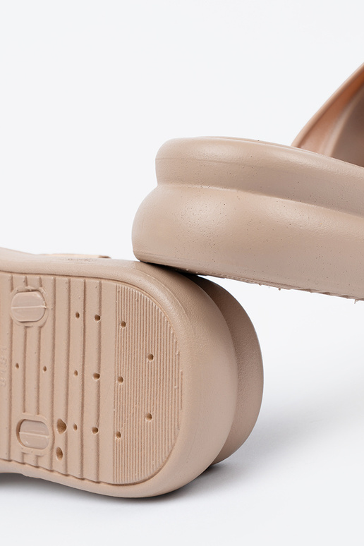 Küpsisevärvi sandaled kuldsete...