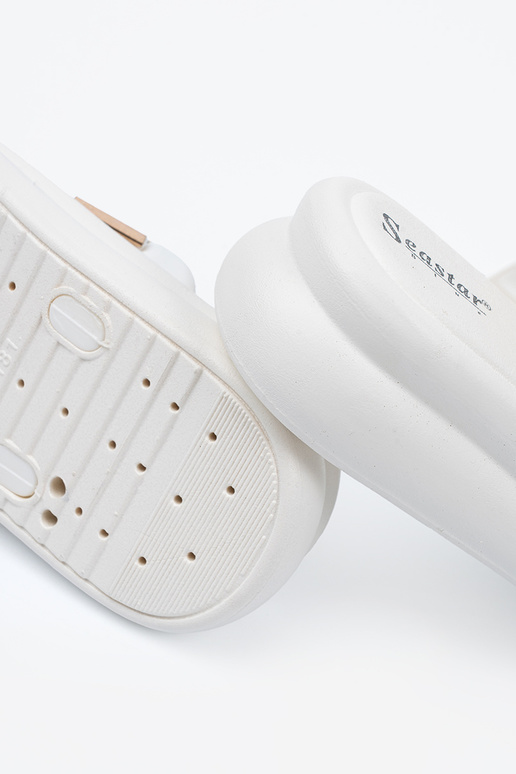 Valge värvi sandaled kuldsete...