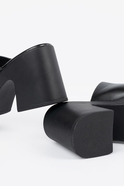 msuud plätud kõrge kontsaga